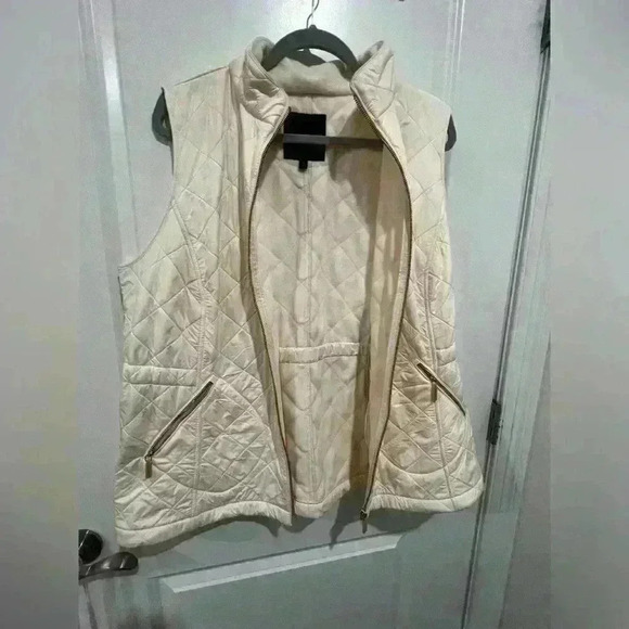 Talbots Women’s Cream Quilted Zip-Up Vest – Gold Hardware – Size X - Picture 7 of 14